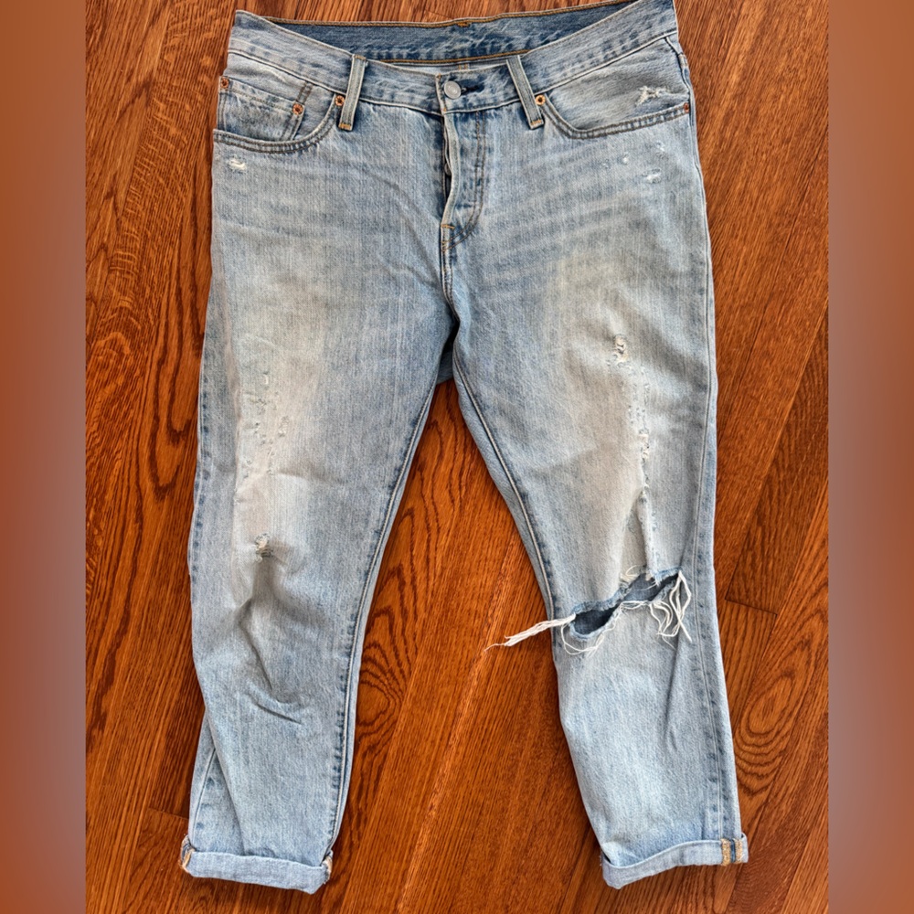 Cropped Levi’s jeans